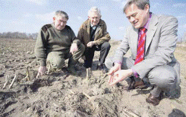 Vlnr.: Johan Roewen, Jan Koenderink en burgemeester Jeroen Goudt.Eerste Kieviets-ei in Bentelo 2011